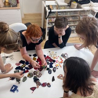 S radostí oznamujeme, že jsou vypsány první podzimní kurzy a to 3 data na jedinečný workshop šitých broží s Vendulou...