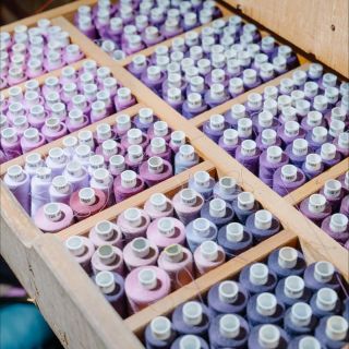 Nitě. Jsou trochu schované, ale jsou tam. Kde? U nás na Radhošťské, za střihačským stolem v šuplátkách. Kdo ví, ten na ně...