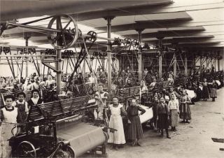 Tentokrát zavítáme za materiály na Slovensko, k našim sousedům. ✨ Připravili jsme pro vás soubor plášťovek a kostýmovek ze...